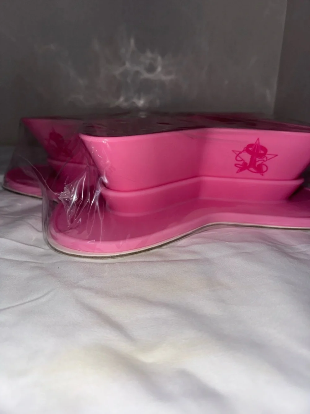 Jeffree Star pink star Shaped Divided dog bowls and mat